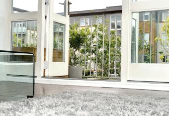 Heathrow Airport Serviced Apartments Free Parking & Gym has Balcony rooms