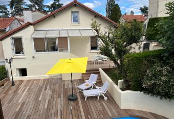    la maison allows 18 year olds to book a room