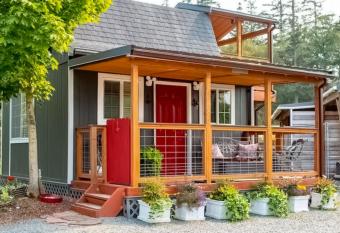 Apple Tree Cottage has Balcony rooms