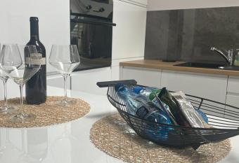 Premium Apartament Stary Rynek has rooms with a private hot tub