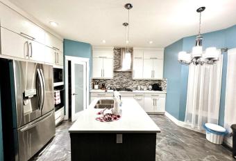 Large 5 bedroom home w/ parking / wifi / yard allows 18 year olds to book a room