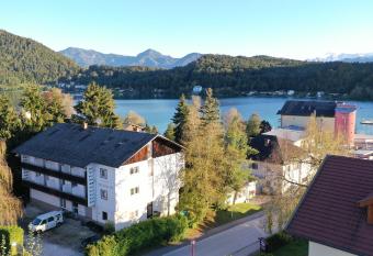 Hotel Reichmann has Balcony rooms