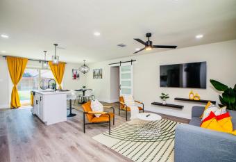 Peace Cottage - A Cozy Modern Designed Haven! allows 18 year olds to book a room