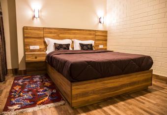 ARRIVED INN PELLING has Balcony rooms