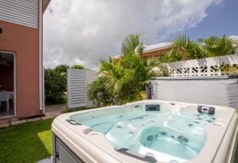 H  tel Guadeloupe Palm Suites has rooms with a private hot tub