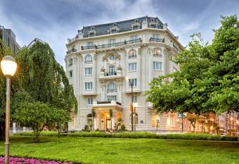 Hotel Carlton allows 18 year olds to book a room