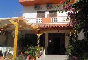 Galaxias Studios has Balcony rooms