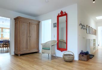 25 min to Center Wonderful 140 m2 Flat South of Munich allows 18 year olds to book a room