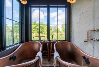 Hook of the Hamate has Balcony rooms