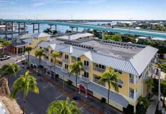 Harbour House at the Inn 204 has rooms with a private hot tub