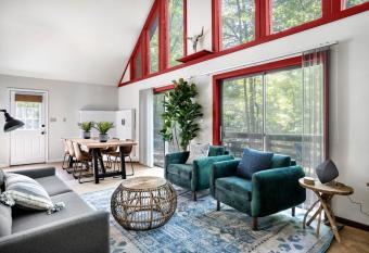 Chalet Cabin w Hot Tub Deck Grill Fire Pit WiFi has Balcony rooms