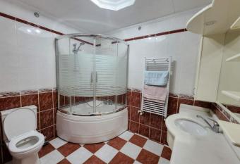 Large 4-Bedroom Gem Behind Cevahir Mall, Sisli has rooms with a private hot tub