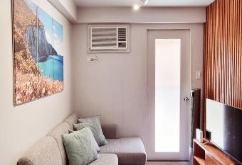 Mikaela s Crib- 1 Bedroom flat @ Arezzo Place Condominium has Balcony rooms