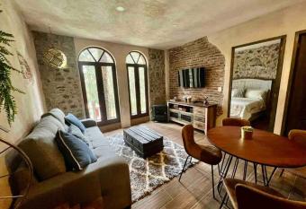 Incre  ble Loft Completo en Val Quirico has rooms with a private hot tub