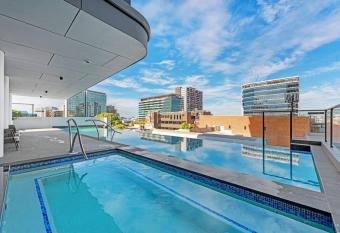Great located unit/Private Balcony, Pool,Gym,Parking allows 18 year olds to book a room