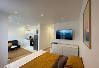 Grand studio proche versailles ch  teau has Balcony rooms