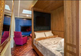 Luxury Space in Victorian Mansion. Hot Tub! has rooms with a private hot tub