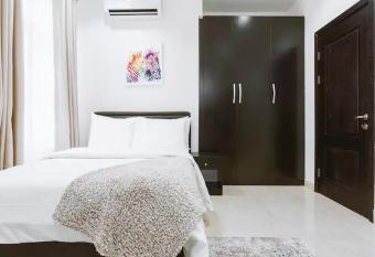 Spacious 3 Bedroom Fully Furnished Apartment. allows 18 year olds to book a room