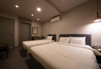 No25 Hotel Yeonsan has rooms with a private hot tub