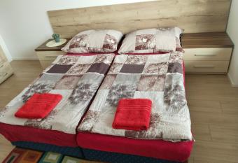 Apartm  n   tef  nikova allows 18 year olds to book a room