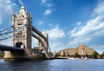 Dee Place 3 Bedroom Luxury Apartment Royal Wharf Docklands by ExCeL Exhibition Centre London has Balcony rooms