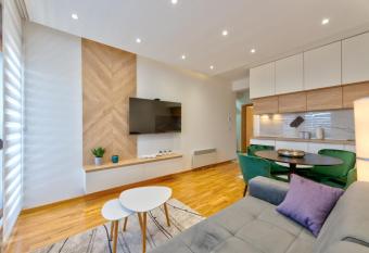 Valentina Spa Zlatibor has rooms with a private hot tub