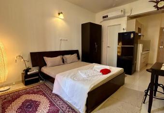 Good Stay Studio Apartment 307 allows 18 year olds to book a room