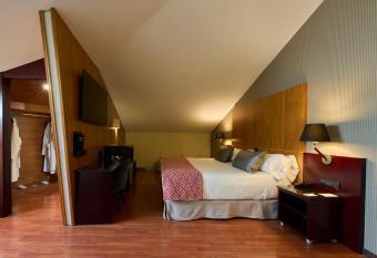 Catalonia El Pilar has rooms with a private hot tub