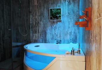 Le Cocon - Lofts & Lakes certified 4-stars has rooms with a private hot tub