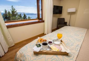 Los Robles Apart & Spa has rooms with a private hot tub