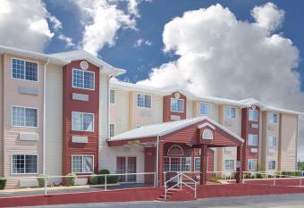 Quality Inn has Smoking rooms