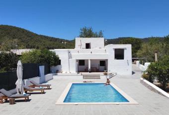 Villa Can Dominguet has Smoking/Balcony rooms