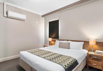 Quality Hotel Dickson allows 18 year olds to book a room