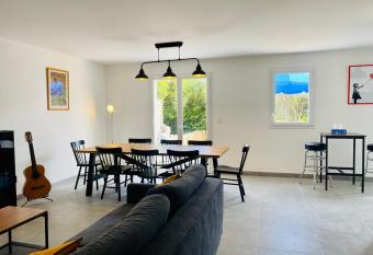 Maison ZETNA ,3 chambres et jardin,Penecam ,Le Palais has Balcony rooms