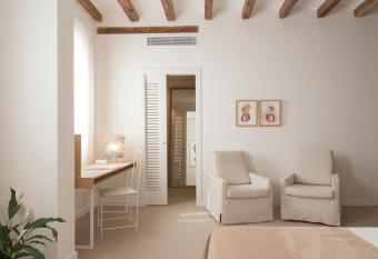 Convent de la Missio - Grand Luxury Boutique hotel, Adults Only has rooms with a private hot tub