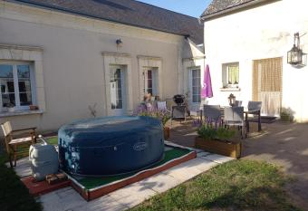 chambre d h  te tr  o has rooms with a private hot tub