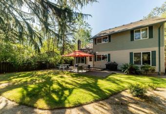 Carriage Way The Restful Retreat King Bed yard has Balcony rooms