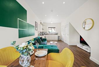 Boutique 2 bed in Central Peterborough - Sleeps 6 allows 18 year olds to book a room