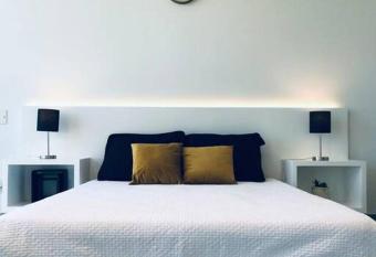 MERIDA The White Studio has rooms with a private hot tub