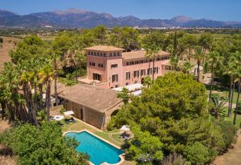 Virrey Finca Hotel allows 18 year olds to book a room