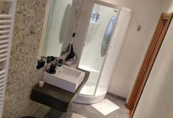 Leo! Intero appartamento ad uso ESCLUSIVO - Aeroporto Genova Sestri Ponente has rooms with a private hot tub