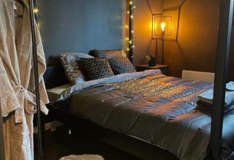 T2 r  nov  , jaccuzi, sauna, si  ges massants, jardin, parking, m  tro allows 18 year olds to book a room