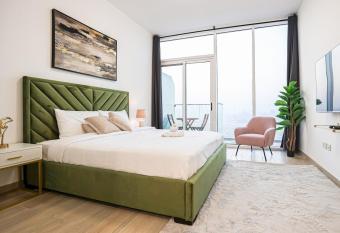 Elite LUX Homes - Luxury Studio in Bloom Towers JVC, Dubai allows 18 year olds to book a room