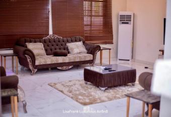 LISAFRANK LUXURIOUS AirBnB has Balcony rooms