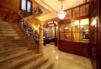 Hotel Nouvel has Balcony rooms