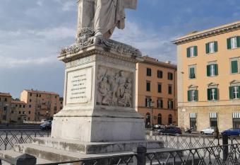 Camera con cucina e bagno privato allows 18 year olds to book a room
