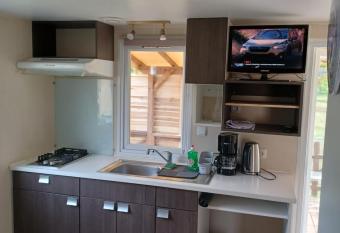 Logement entier wifi stationnement gratuit has Balcony rooms