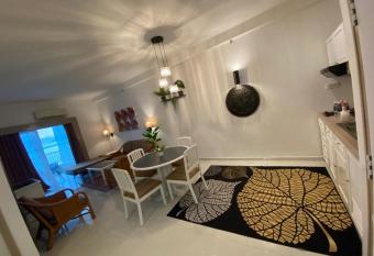 Seaview Deluxe@Rainbow Paradise Tg Bungah 4-6pax has Balcony rooms