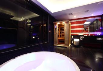 Icloud Luxury Resort & Hotel has rooms with a private hot tub