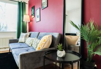 FREE Parking, 1 bedroom apartment close to HEATHROW allows 18 year olds to book a room